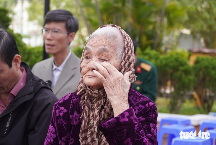 Trước bia tưởng niệm 10 liệt sĩ tại Đà Nẵng, nhớ về 64 chiến sĩ Gạc Ma anh hùng - Ảnh 7.