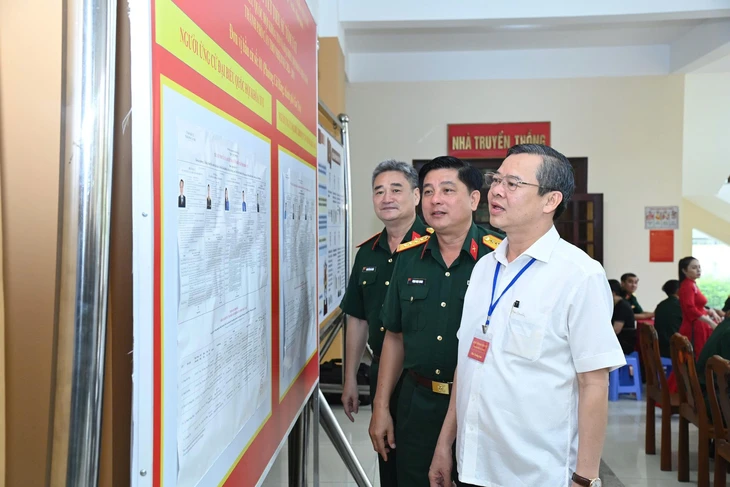 Cán bộ chiến sĩ lực lượng vũ trang TP Cần Thơ tham gia bầu cử sớm - Ảnh 2.