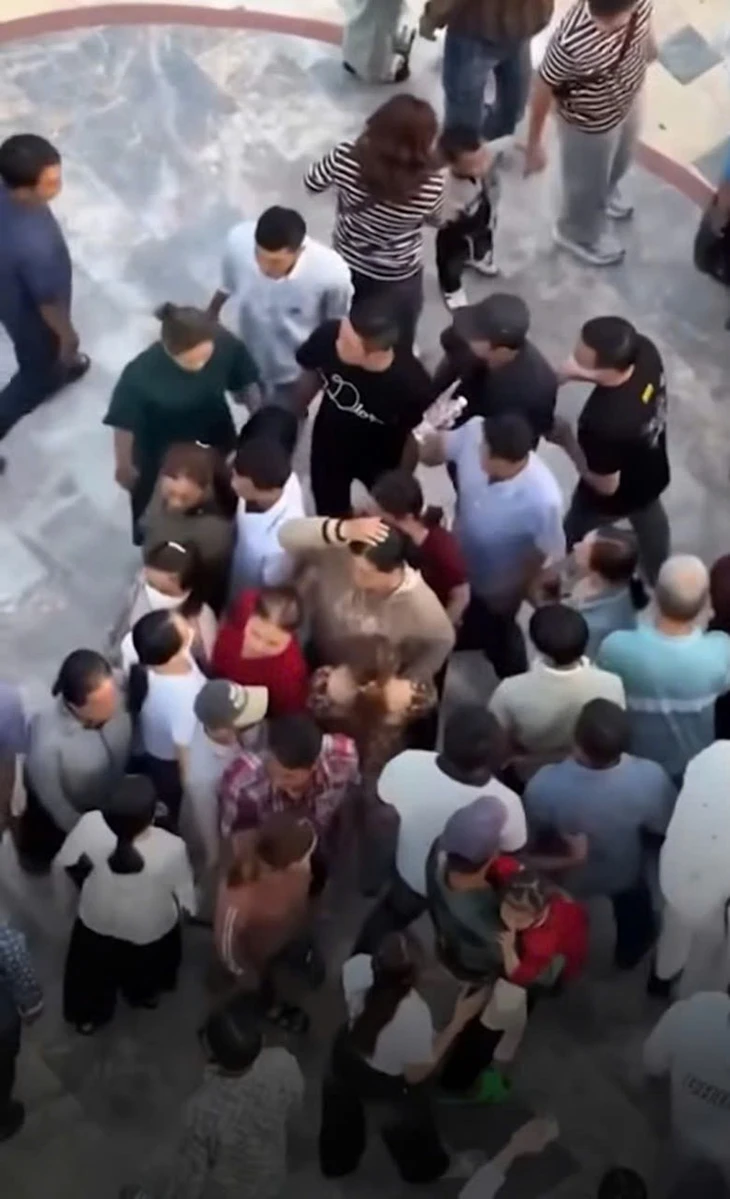 Bắt nhiều người trong nhóm dàn cảnh cướp giật tài sản tại khu Liên Hoa Bảo Tháp - Ảnh 2.