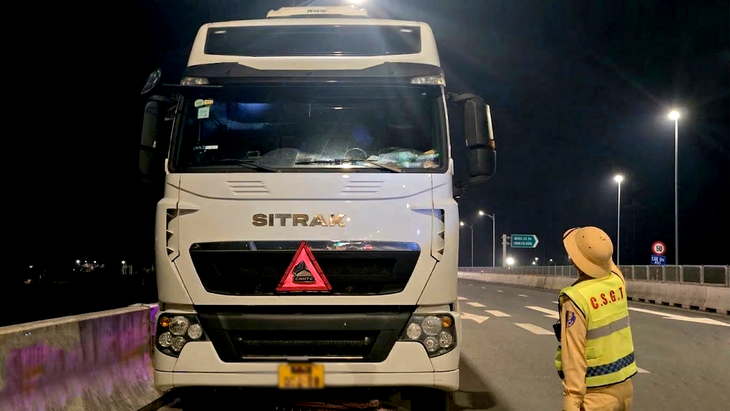 Nhiều tài xế dừng, đỗ sai quy định trên cao tốc bị lập biên bản - Ảnh 1.