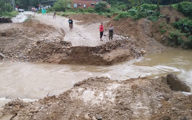 Học sinh ở thủ phủ vải thiều 'đánh liều' qua cầu phao cũ nát, nước sâu 10m vào mùa mưa - Ảnh 8.