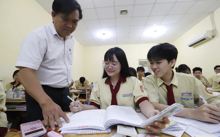 Đề văn học sinh giỏi lớp 9 TP.HCM có chủ đề là "chạm" - Ảnh 4.