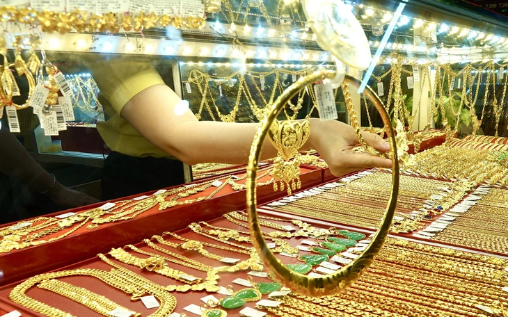 Giá vàng trong nước 'lạc nhịp' với thế giới - Ảnh 3.