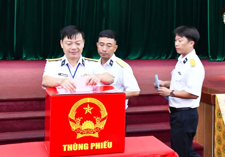Lữ đoàn 127, Vùng 5 Hải quân bầu cử sớm - Ảnh 1.