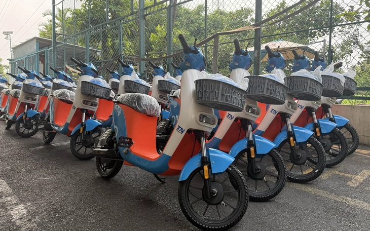 Người dân TP.HCM hào hứng trải nghiệm xe đạp điện công cộng miễn phí  - Ảnh 2.