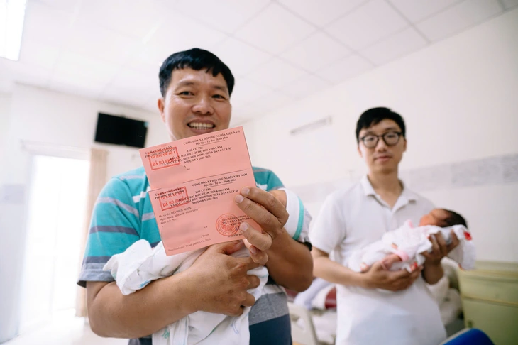 Thùng phiếu đến tận giường bệnh: Xúc động những lá phiếu ngày bầu cử - Ảnh 13. bầu cử - Ảnh 13.