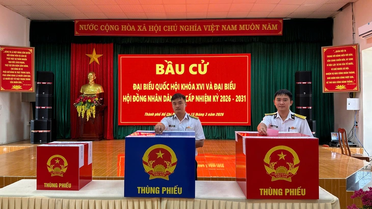 Lực lượng vũ trang TP.HCM trang nghiêm tham gia bầu cử - Ảnh 9.