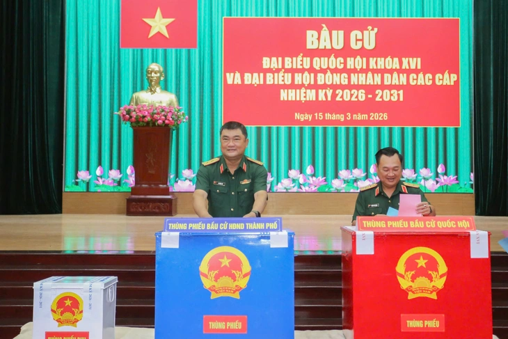 Lực lượng vũ trang TP.HCM trang nghiêm tham gia bầu cử - Ảnh 11.