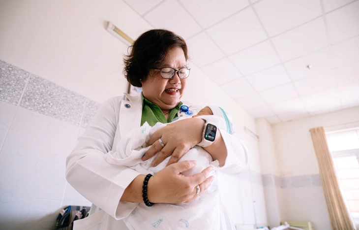 Thùng phiếu đến tận giường bệnh: Xúc động những lá phiếu ngày bầu cử - Ảnh 12. Thùng phiếu đến tận giường bệnh: Xúc động những lá phiếu ngày bầu cử - Ảnh 12.