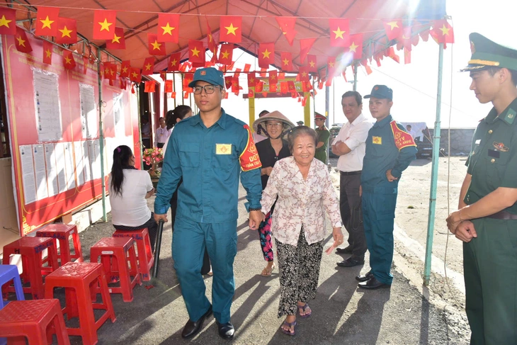 Một ngày bảo vệ Ngày hội toàn dân của Công an phường tại TP.HCM - Ảnh 7.