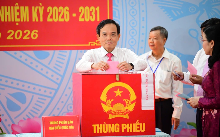 TP.HCM: Người trẻ cầm lá phiếu đầu đời, cụ 91 tuổi vui khi thùng phiếu bầu cử đến tận nhà - Ảnh 5.