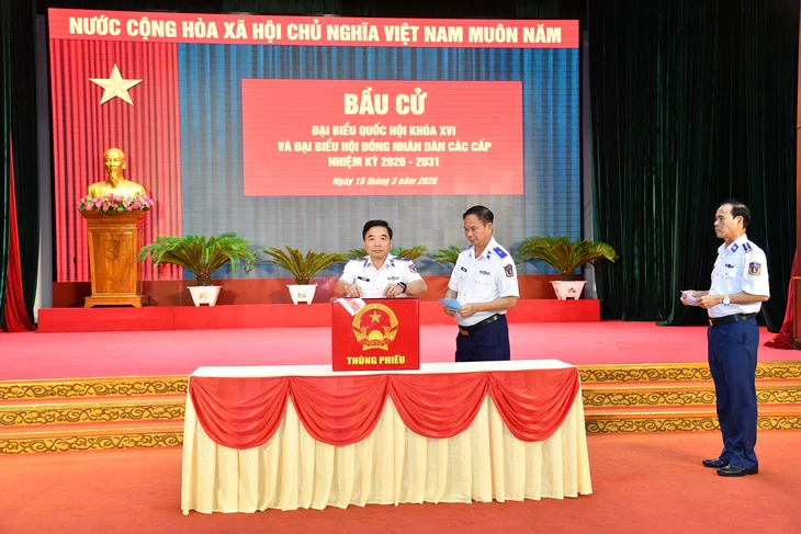 Tàu Cảnh sát biển mang thùng phiếu phụ đến từng tàu trên biển để cử tri bầu cử - Ảnh 1.
