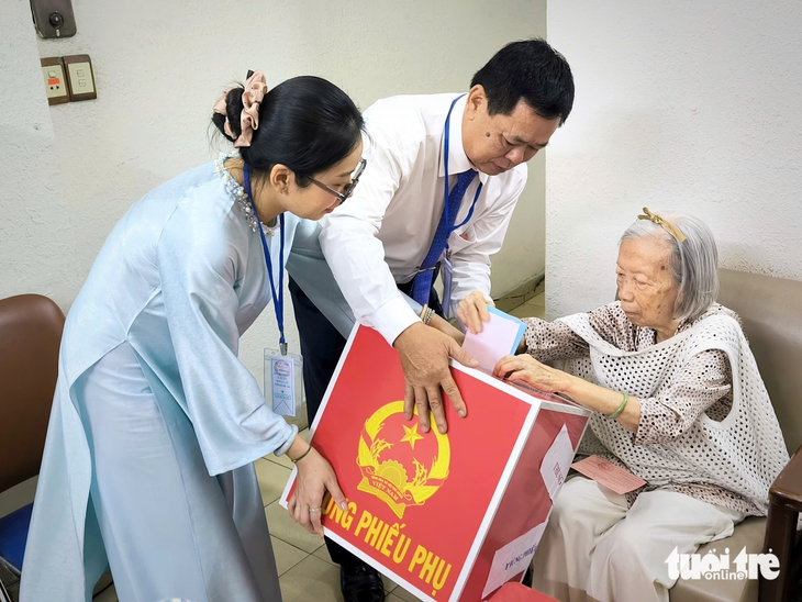 TP.HCM: Người trẻ cầm lá phiếu đầu đời sau du học, cụ 91 tuổi vui khi thùng phiếu đến tận nhà - Ảnh 3.