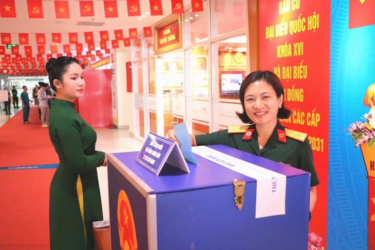 Thùng phiếu đến tận giường bệnh: Xúc động những lá phiếu ngày bầu cử - Ảnh 10.