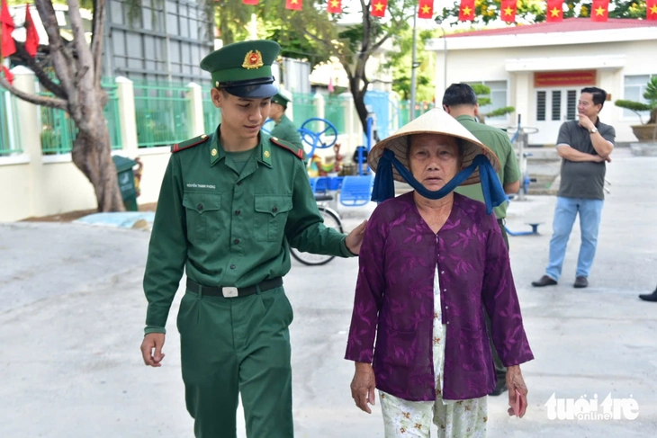 Ngày hội bầu cử ở Cần Giờ cũ: Nhiều lần đi bầu, lần nào cũng xúc động - Ảnh 2.