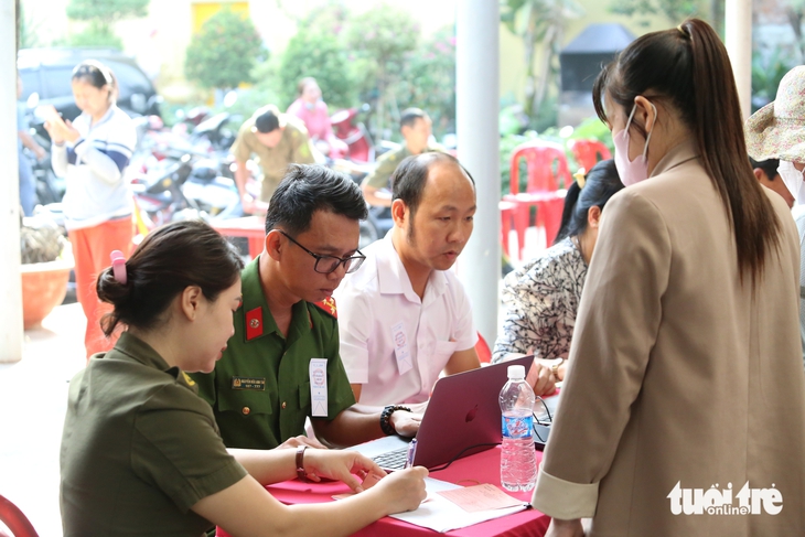 Lá phiếu gửi gắm niềm tin của công nhân, người dân TP.HCM - Ảnh 4.