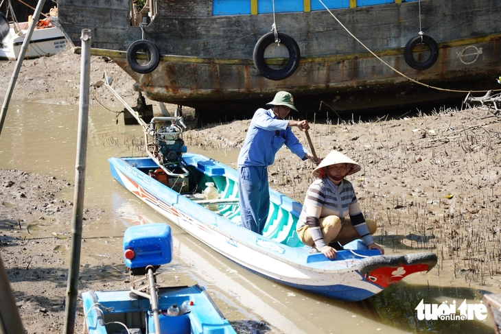 Chờ nước lớn, người dân Thiềng Liềng chạy vỏ lãi đi bỏ phiếu - Ảnh 1.