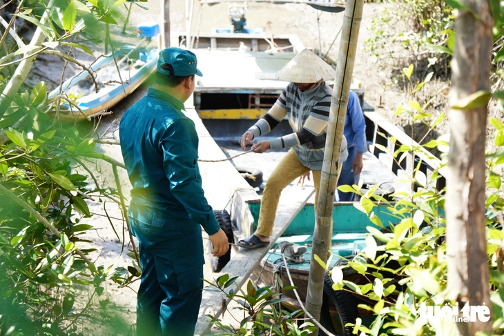 Chờ nước lớn, người dân Thiềng Liềng chạy vỏ lãi đi bỏ phiếu - Ảnh 2.