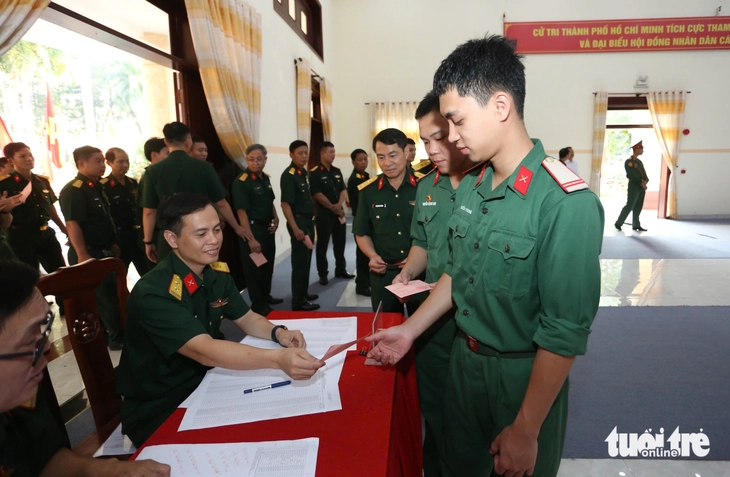 Lực lượng vũ trang TP.HCM trang nghiêm tham gia bầu cử - Ảnh 7.