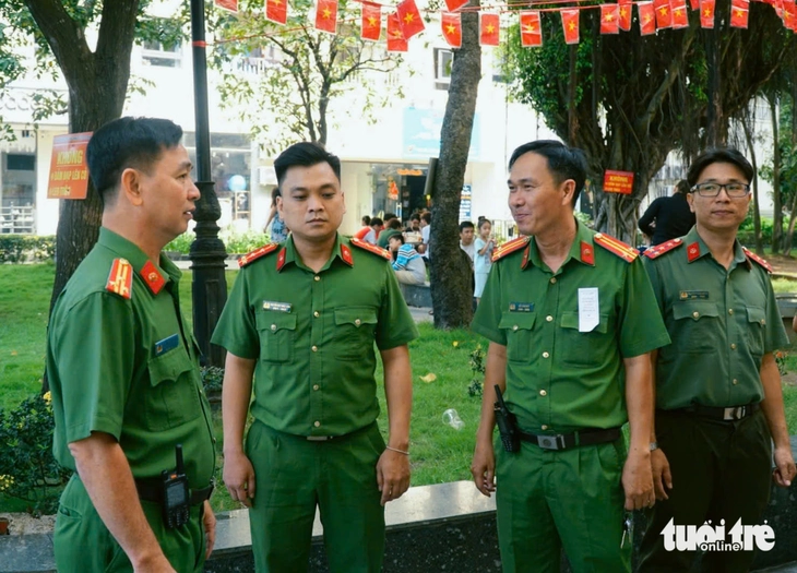 Một ngày bảo vệ 'ngày hội toàn dân' của công an cơ sở tại TP.HCM - Ảnh 2.