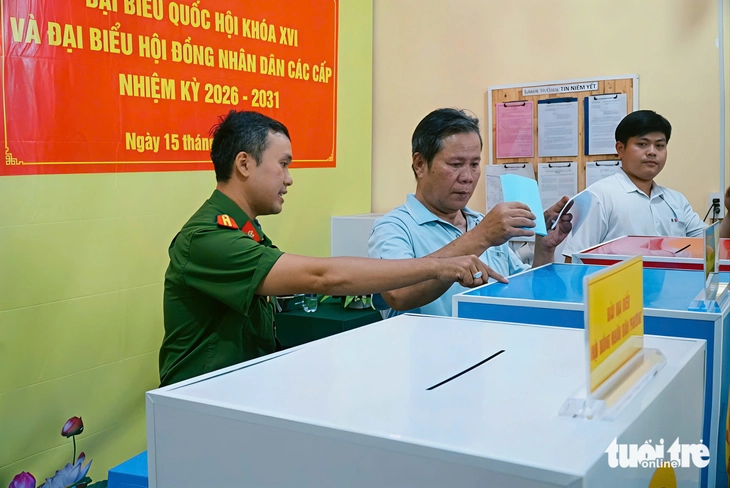 Một ngày bảo vệ 'ngày hội toàn dân' của công an cơ sở tại TP.HCM - Ảnh 4.