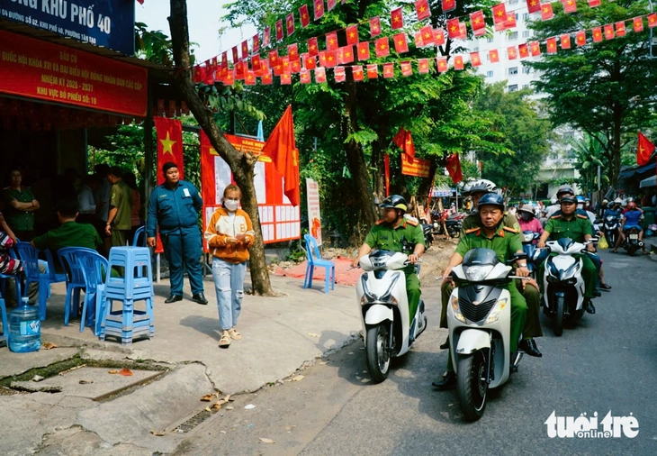 Một ngày bảo vệ 'ngày hội toàn dân' của công an cơ sở tại TP.HCM - Ảnh 5.