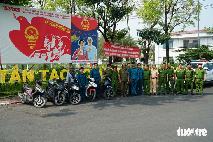 Một ngày bảo vệ 'ngày hội toàn dân' của công an cơ sở tại TP.HCM - Ảnh 6.