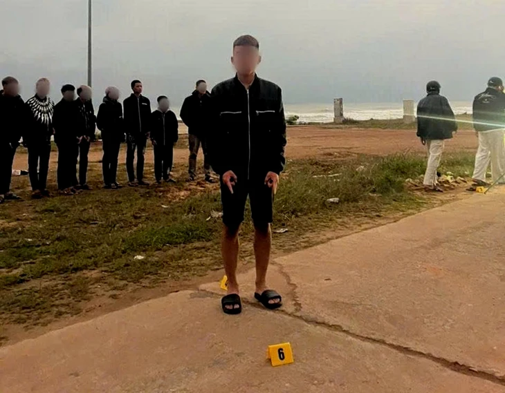 Rượt đuổi chém người trong đêm, 11 thanh niên bị triệu tập - Ảnh 1.