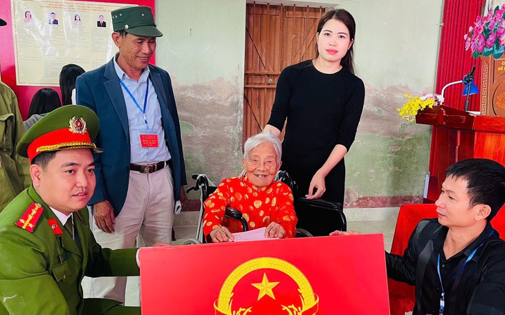 Tổ bầu cử đưa thùng phiếu đến nhà Mẹ Việt Nam Anh hùng Nguyễn Thị Cảnh - Ảnh 4.