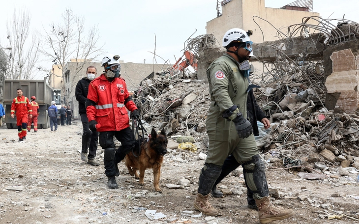 Mảnh vỡ tên lửa Iran rơi trúng nhà lãnh sự Mỹ tại Israel - Ảnh 3.