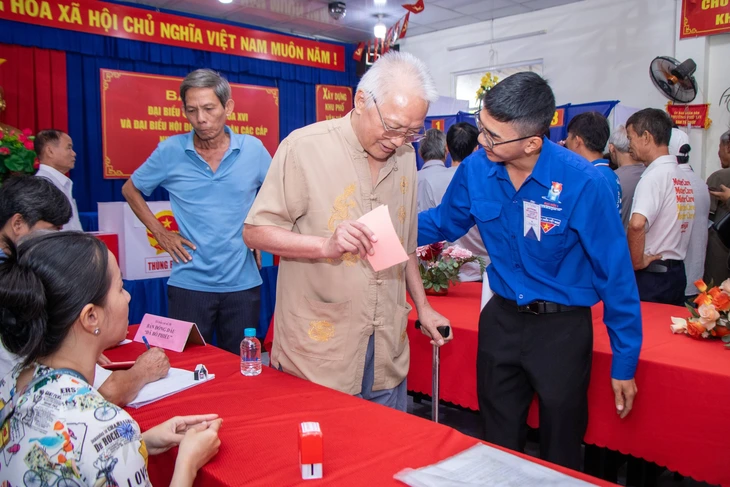 Màu áo xanh thanh niên xung kích hỗ trợ cử tri tại các điểm bầu cử TP.HCM - Ảnh 4.