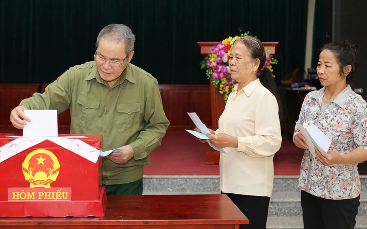 Phó chủ tịch Quốc hội ấn tượng với cử tri 109 tuổi và 18 tuổi đi bầu đúng ngày sinh nhật - Ảnh 3.