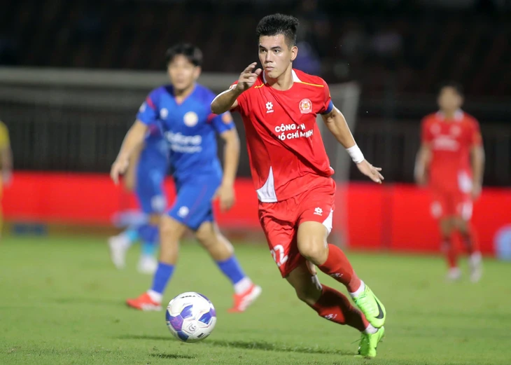 Tiến Linh 'tịt ngòi' trong ngày HLV Kim Sang Sik dự khán - Ảnh 1.