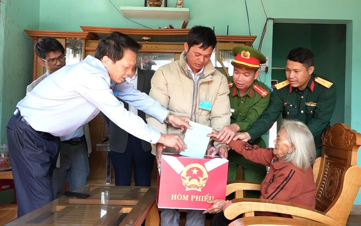 Quảng Ngãi khen thưởng 259 tập thể, cá nhân sau cuộc bầu cử thành công - Ảnh 3.