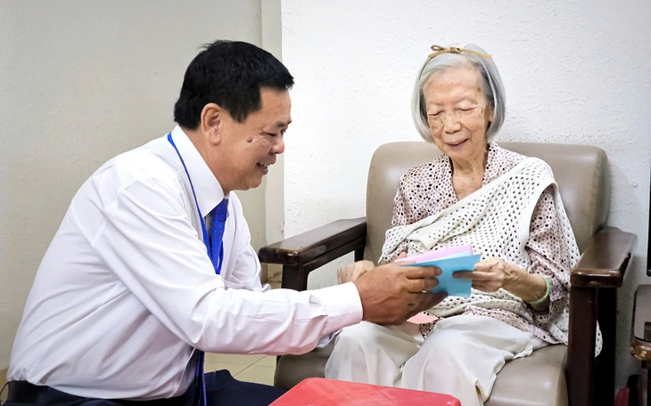 Phó chủ tịch Quốc hội ấn tượng với cử tri 109 tuổi và 18 tuổi đi bầu đúng ngày sinh nhật - Ảnh 2.