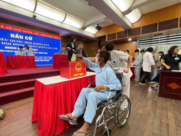 Thùng phiếu ‘lưu động’ vào bệnh viện, phục vụ những cử tri 'đặc biệt' - Ảnh 2. bầu cử - Ảnh 2.