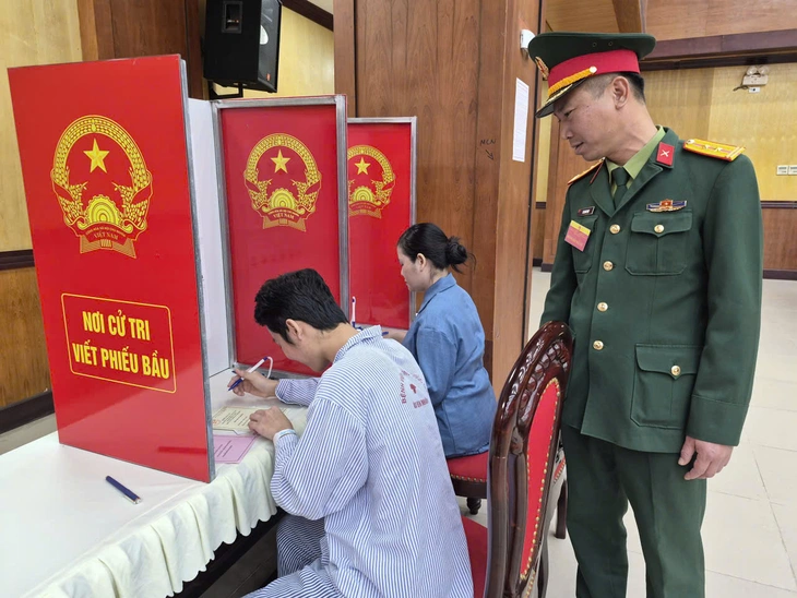 Thùng phiếu đến tận giường bệnh: Xúc động những lá phiếu ngày bầu cử - Ảnh 6.