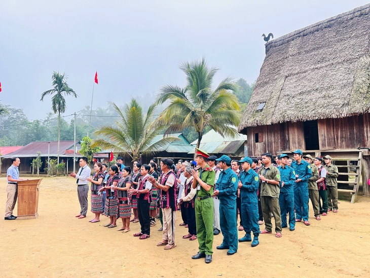 Thôn biệt lập nằm sâu trong rừng, cách trung tâm xã 6 giờ đi bộ, 68 cử tri nô nức bầu cử - Ảnh 2.