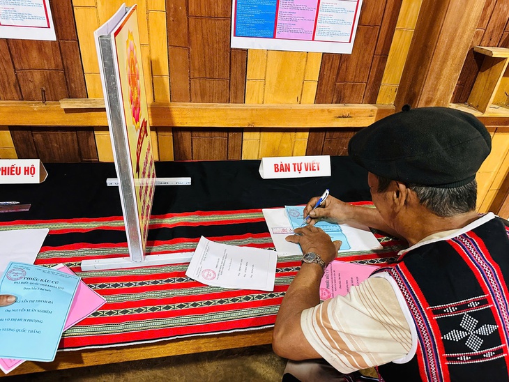 Thôn biệt lập nằm sâu trong rừng, cách trung tâm xã 6 giờ đi bộ, 68 cử tri nô nức bầu cử - Ảnh 3.