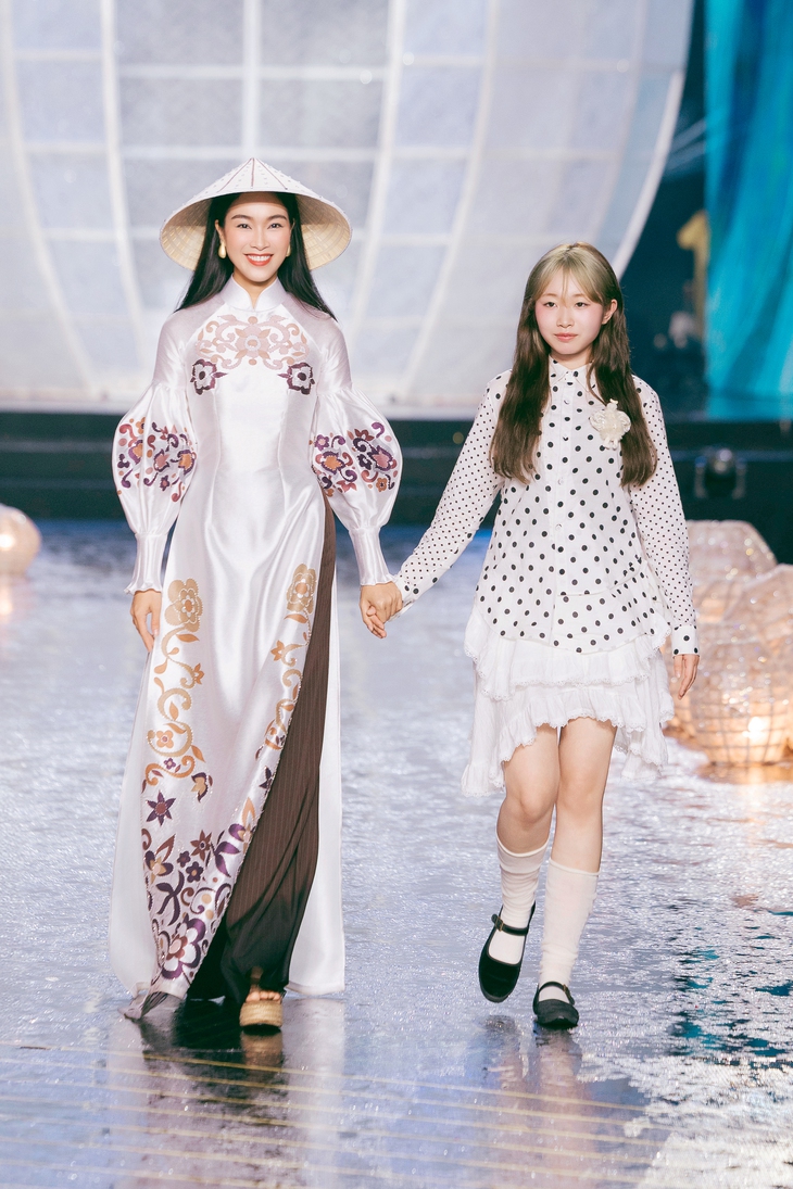 Áo dài trở thành ‘ngôn ngữ' kể chuyện di sản Việt - Ảnh 12. Áo dài - Ảnh 12.