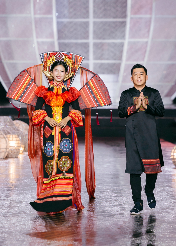 Áo dài trở thành ‘ngôn ngữ' kể chuyện di sản Việt - Ảnh 15. Áo dài trở thành 'ngôn ngữ' kể chuyện di sản Việt - Ảnh 15.