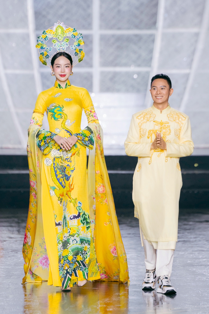 Áo dài trở thành ‘ngôn ngữ' kể chuyện di sản Việt - Ảnh 13. Áo dài trở thành 'ngôn ngữ' kể chuyện di sản Việt - Ảnh 13.