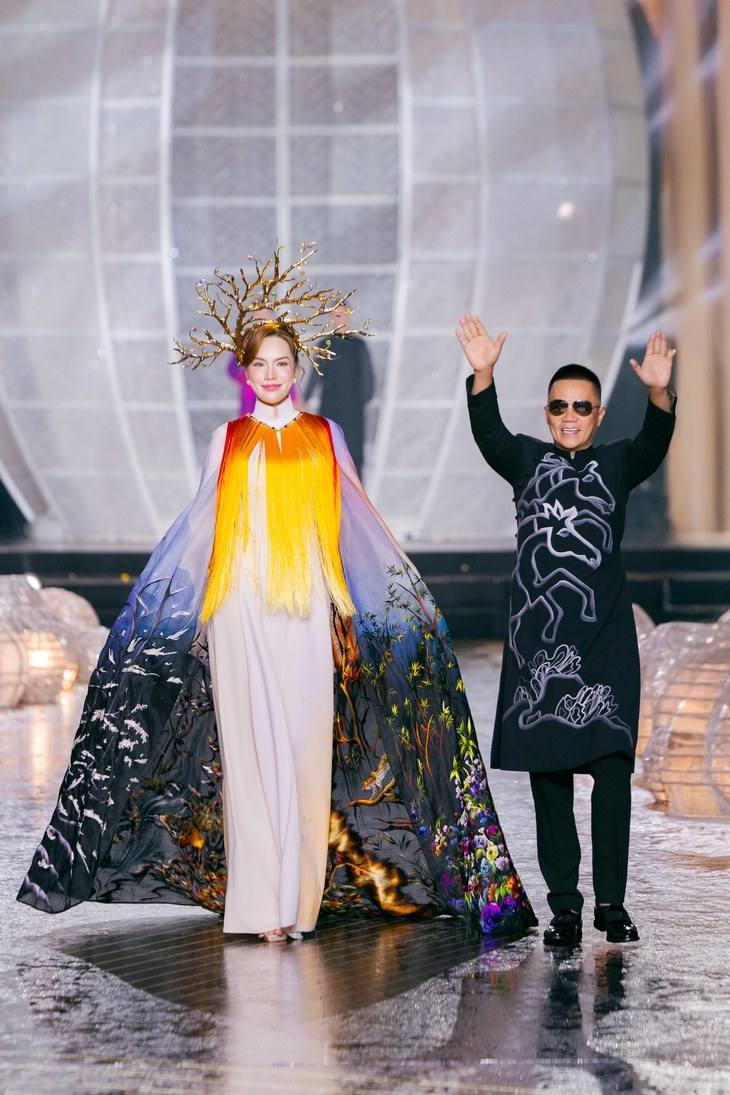 Áo dài trở thành ‘ngôn ngữ' kể chuyện di sản Việt - Ảnh 11. Áo dài trở thành 'ngôn ngữ' kể chuyện di sản Việt - Ảnh 11.