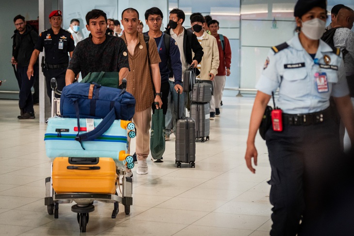 20 thủy thủ Thái Lan trở về nước sau vụ tấn công tàu ở vùng Vịnh, 3 người còn mắc kẹt - Ảnh 1. 20 thủy thủ Thái Lan về nước sau vụ tấn công tàu ở eo biển Hormuz, 3 người còn mất tích - Ảnh 1.