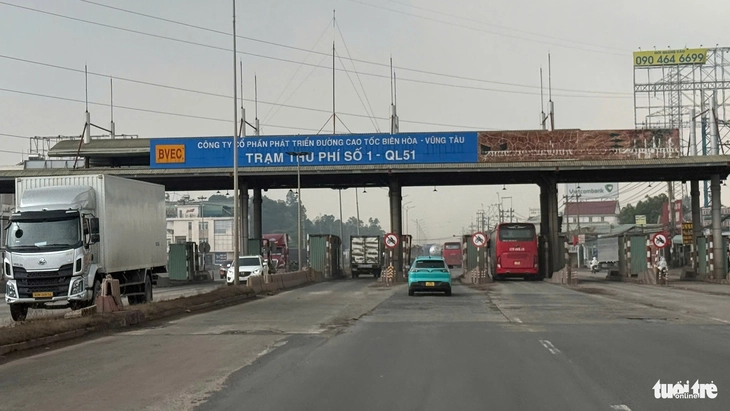 2 trạm thu phí bỏ hoang chình ình trên quốc lộ 51, vì sao? - Ảnh 1.
