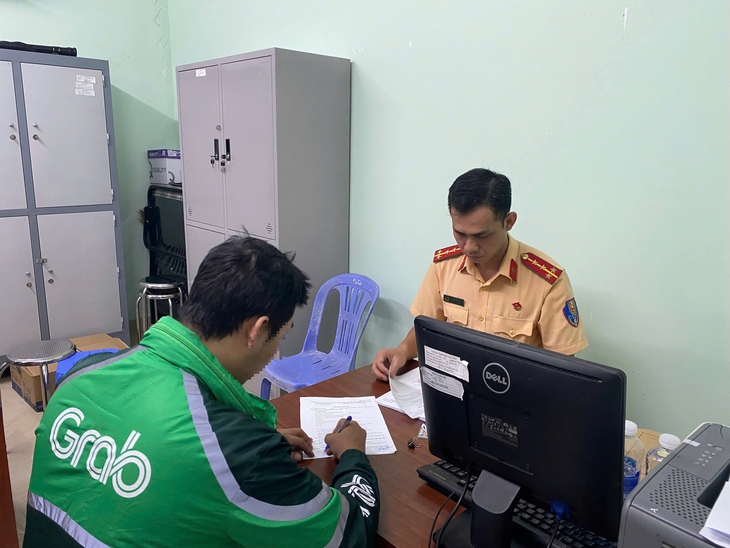 Đăng clip có cảnh sát giao thông kèm nội dung ‘cướp mất xe’, một người bị phạt 15 triệu đồng - Ảnh 3.