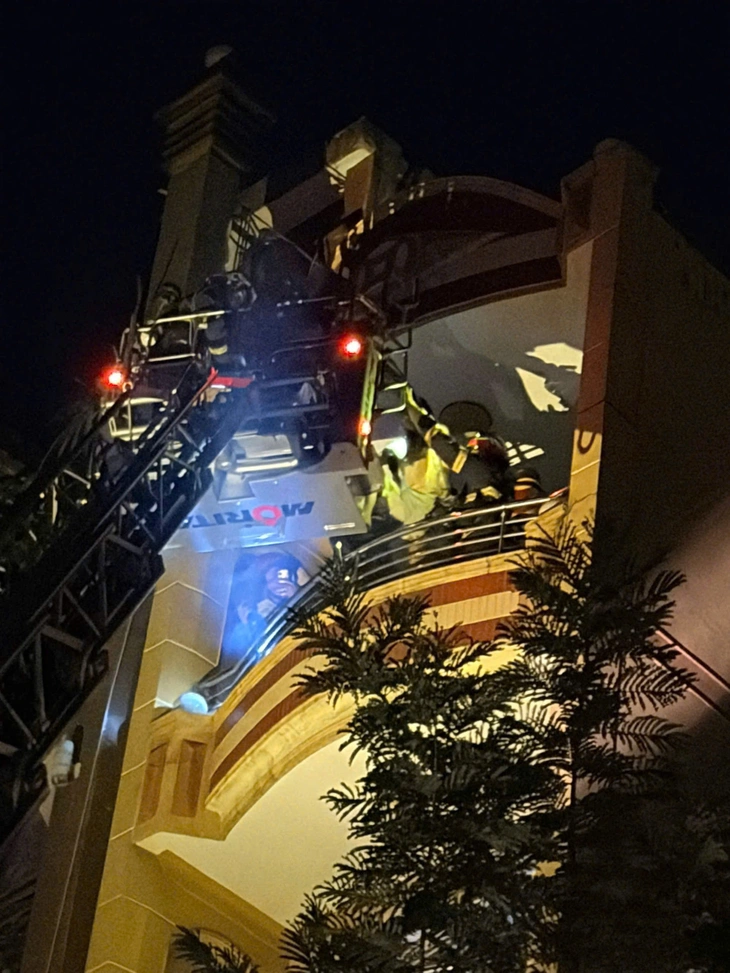 Cảnh sát cứu 5 người kẹt trong căn nhà cháy ở phường Bến Thành - Ảnh 1.