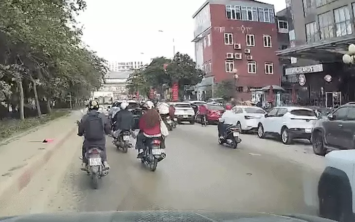 Bùn đất trên đường Hà Nội khiến dân ngã sõng soài là do xe chở đất xây dự án chống ngập làm rơi vãi - Ảnh 2.