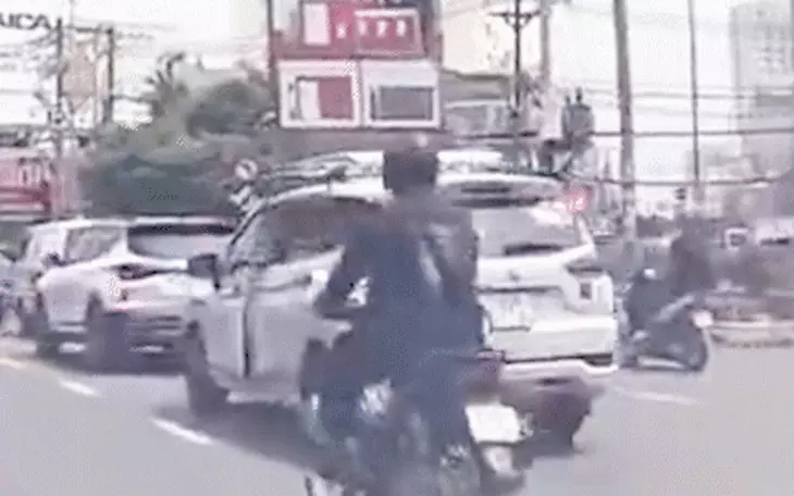 Xác minh clip nhóm người ngồi sau xe bán tải đang chạy để ăn uống ở phường Bình Tây - Ảnh 2.