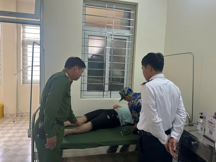 Kịp thời cứu nam thanh niên nhảy cầu Bính - Ảnh 1.